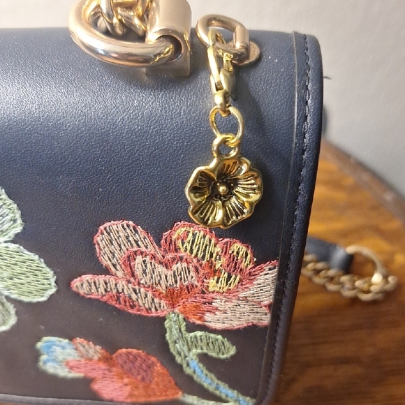 Gold Flower Charm - Picture 3 of 4